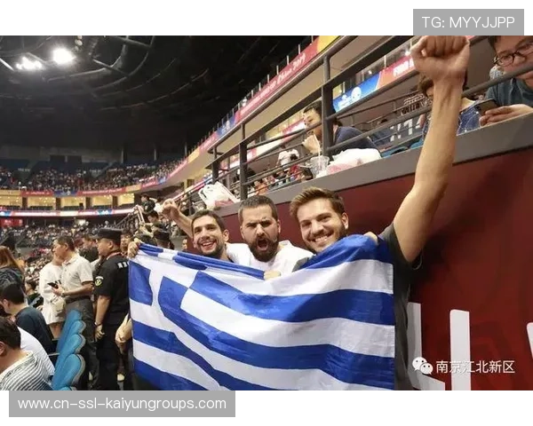 字母哥深夜街头接吻照，社媒账号瞬间爆评